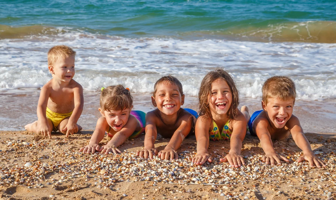 дети на отдыхе в Крыму на пляже в Саки
