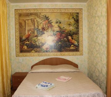 Двуспальная кровать в номере Комфорт отель Прибой Саки