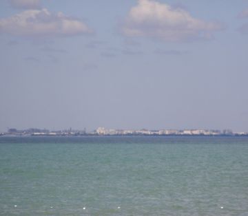Вид на город с пляжа база отдыха 
