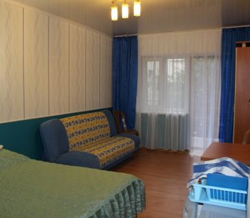 Диван, кровать, синие занавески в номере Стандарт 3-4х местном отель Прибой Саки