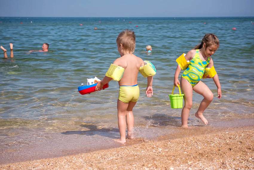 дети играют у моря на отдыхе в Крыму