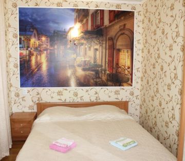 Двуспальная кровать в номере Комфорт вид 2 отель Прибой Саки