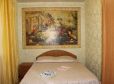 Двуспальная кровать в номере Комфорт отель Прибой Саки