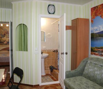 Вид на санузел в номере Комфорт отель Прибой Саки