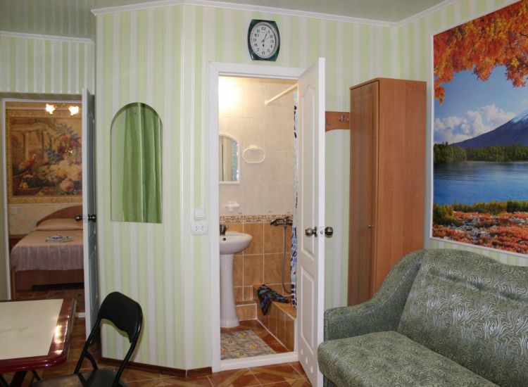 Вид на санузел в номере Комфорт отель Прибой Саки