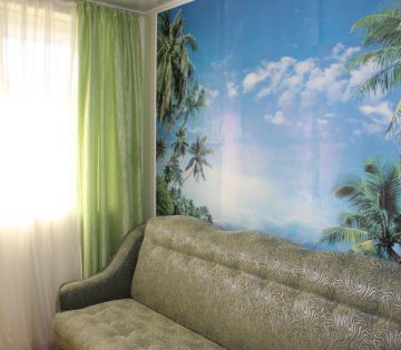 Диван и фотообои в номере Комфорт отель Прибой Саки