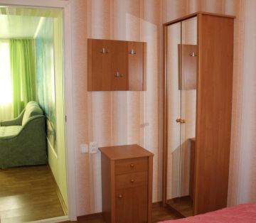 Тумба, шкаф и вид на вторую комнату в номере Комфорт отель Прибой Саки