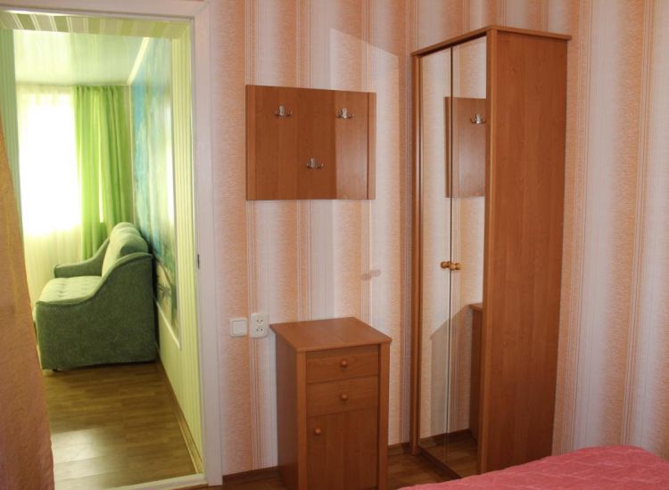 Тумба, шкаф и вид на вторую комнату в номере Комфорт отель Прибой Саки
