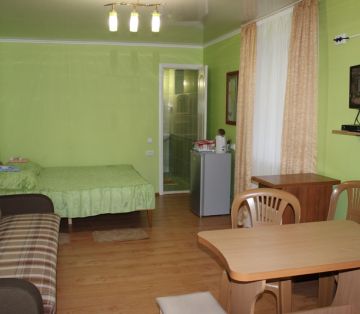 Кровать, диван и обеденная зона в номере Стандарт 3-4х местном отель Прибой Саки