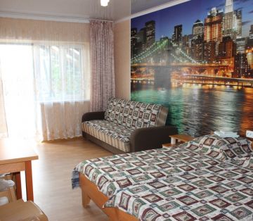 Двуспальная кровать, фотообои с мостом в городе в номере Стандарт 3-4х местном отель Прибой Саки