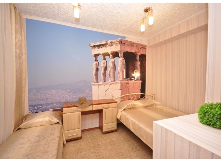 Спальные места, тумба в номере «Римский» отель Прибой Саки