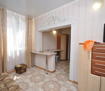Барная стойка, шкаф, тумба и телевизор в номере «Римский» отель Прибой Саки