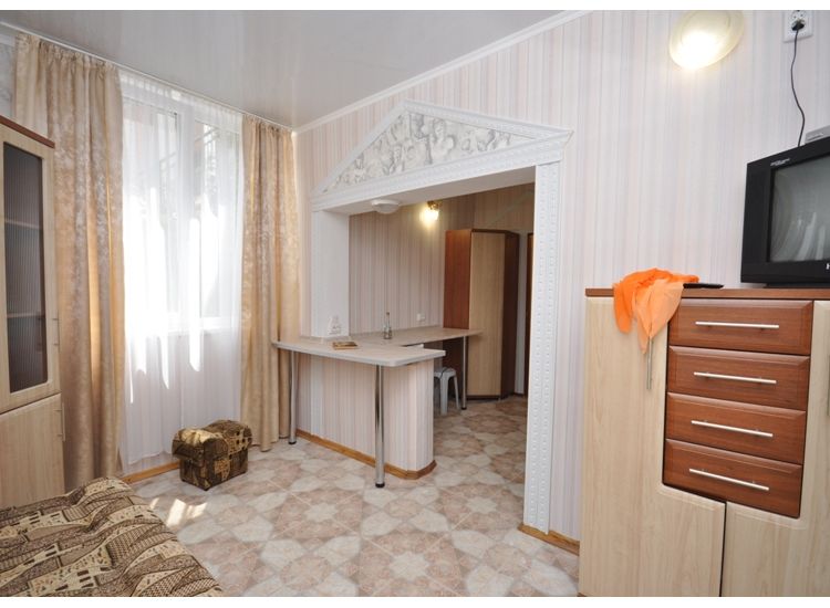 Барная стойка, шкаф, тумба и телевизор в номере «Римский» отель Прибой Саки