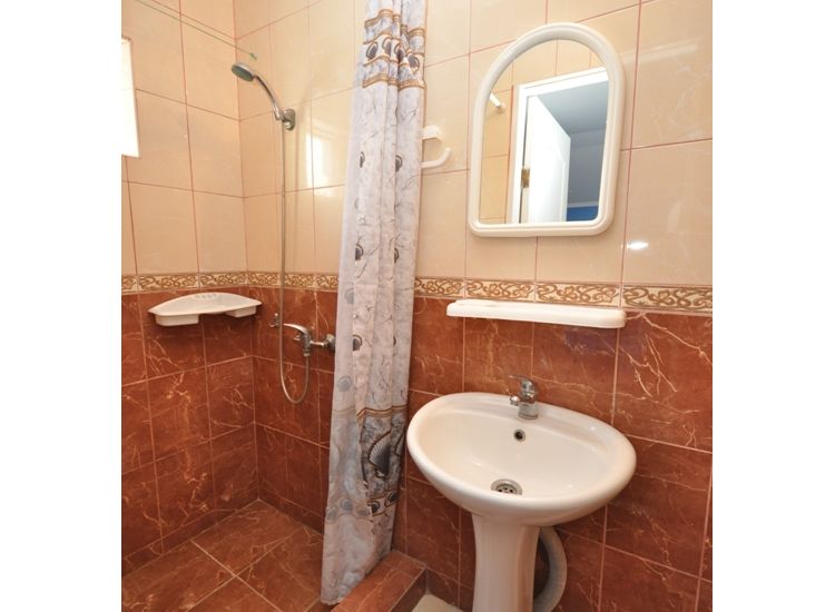 Душевая, зеркало и раковина в номере «Лагуна» отель Прибой Саки