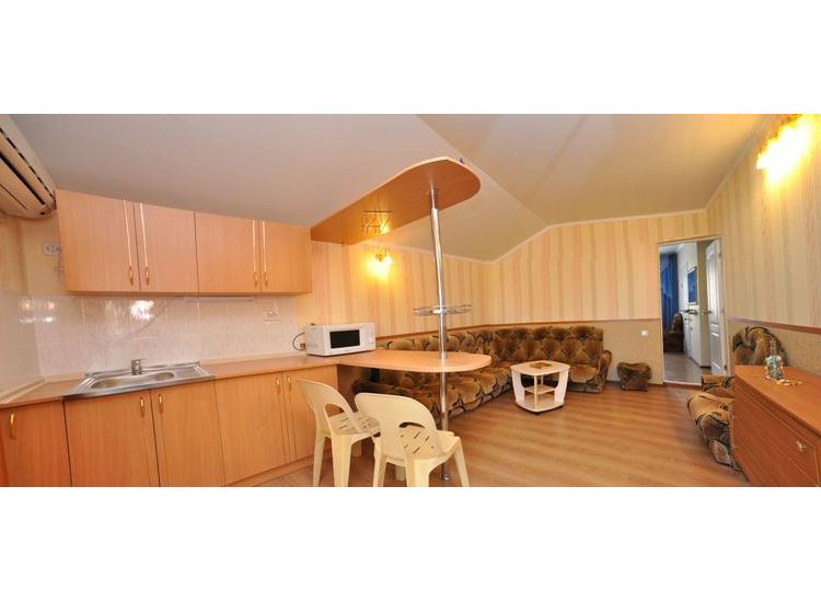 Панорама кухни в номере «Лагуна» отель Прибой Саки
