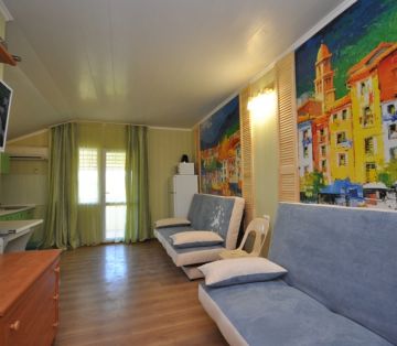 Два дивана и фотообои город в номере «Ривьера» отель Прибой Саки