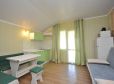 Кухня и кухонный уголок в зеленых тонах в номере «Ривьера» отель Прибой Саки