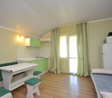 Кухня и кухонный уголок в зеленых тонах в номере «Ривьера» отель Прибой Саки