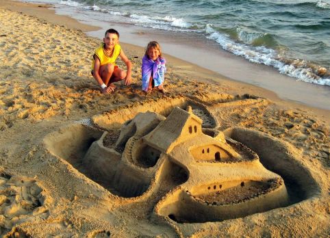 Песчаный пляж для отдыха с детьми | Инфраструктура базы отдыха “ВалеоМама” в Саках