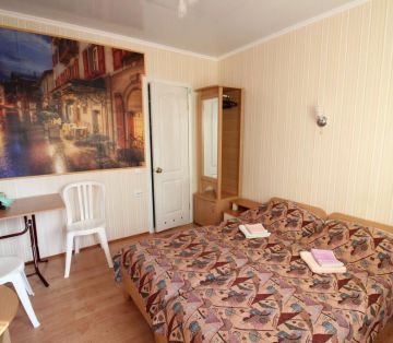 Две кровати, тумба, фотообои ночной город  в номере Стандарт 2х местный отель Прибой Саки