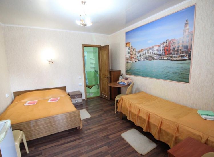 Три спальным места, стена с фотообоями Венеция в номере Стандарт 3х местный отель Прибой Саки
