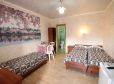 Три спальных места, фотообои цветущая сакура в номере Стандарт 3х местный отель Прибой Саки