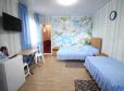 Двуспальная кровать у стены с весенними цветами, доп. спальное место в номере Стандарт 3х местный отель Прибой Саки