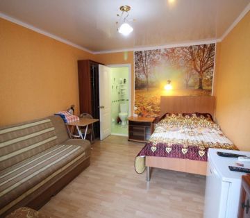Кровать, диван, фотообои осень в номере Стандарт 3х местный отель Прибой Саки