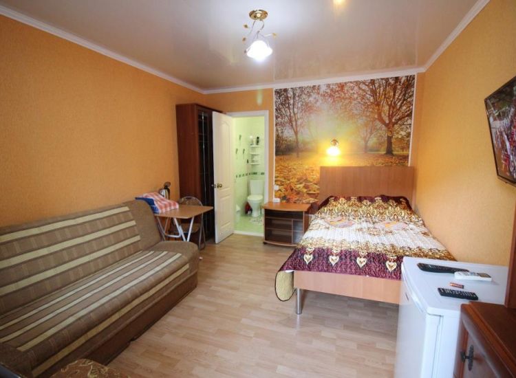 Кровать, диван, фотообои осень в номере Стандарт 3х местный отель Прибой Саки