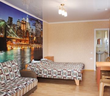 Кровать и раскладной диван, фотообои мост ночного города в номере Стандарт 4х местный отель Прибой Саки