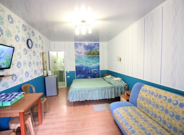 Стена с цветочными мотивами и картина морской мир в номере Стандарт 4х местный отель Прибой Саки