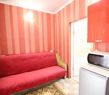 Красный диван в номере «Арабский» отель Прибой Саки