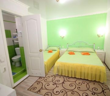 Спальные места и санузел в номере «Фьюжн» отель Прибой Саки