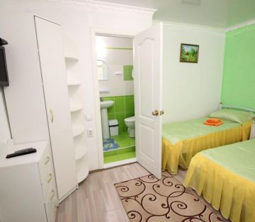 Комод, тв, угловой шкаф и спальные места в номере «Фьюжн» отель Прибой Саки