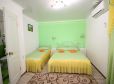 Кровать двуспальная и детская в номере «Фьюжн» отель Прибой Саки