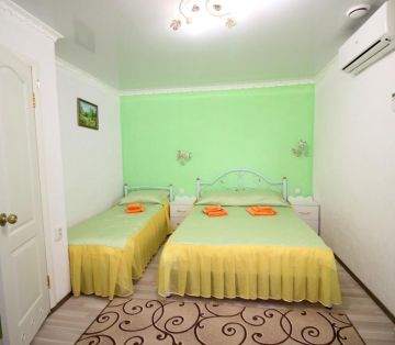 Кровать двуспальная и детская в номере «Фьюжн» отель Прибой Саки